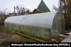 МККК помог переселенцам сделать несколько теплиц