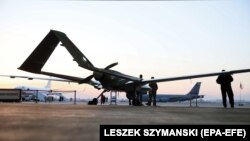 26 жовтня 2021 року Збройні сили України вперше застосували в районі проведення ООС на Донбасі бойовий розвідувально-ударний безпілотний комплекс «Байрактар», придбаний у Туреччини. Ілюстративне фото