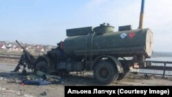 Розбита українська техніка на Антонівському мосту в Херсоні під час наступу російських військ наприкінці лютого 2022 року