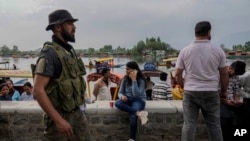 عکس آرشیوی که گشت‌زنی یک نیروی پلیس ویژه هند در شهر سرینگر در جامو و کشمیر را نشان می‌دهد