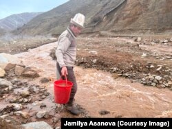 Сууга келген тургун.