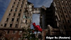 Пошкоджена в березні влучанням російської ракети будівля Миколаївської ОВА, фото – 8 червня 2022 року