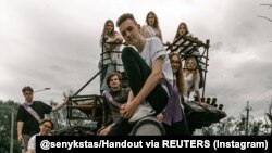 Випуск-2022 посеред руїн Чернігова: вражаючі фото випускників на тлі завданих Росією руйнувань (фотосвідчення)