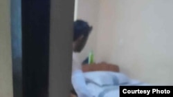 Kuyish jarohati olgan kosonlik zavod ishchisi.