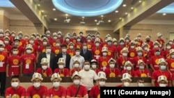 Түштүк Кореяга кетип жаткан кыргызстандык эмгек мигранттары. июль, 2022-жыл.