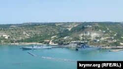 Фрегат проєкту 11356Р «Буревісник» (ліворуч) заправляється паливом у Графській бухті Севастополя