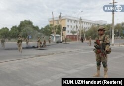 Сотрудники узбекских сил безопасности в Нукусе после подавления протестов