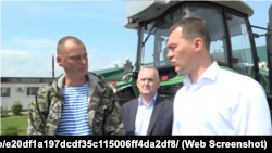 Жителя Краматорска встречает губернатор Хабаровского края России Михаил Дегтярев: сказано, что семья бежала от обстрелов ВСУ. Город вообще не фронтовой, до него лишь долетают российские РСЗО и ракеты