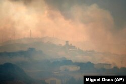 دود ناشی از آتش گرفتن جنگل‌ها بر فراز منطقه‌ای در شمال اسپانیا، یکشنبه، ۲۹ خرداد