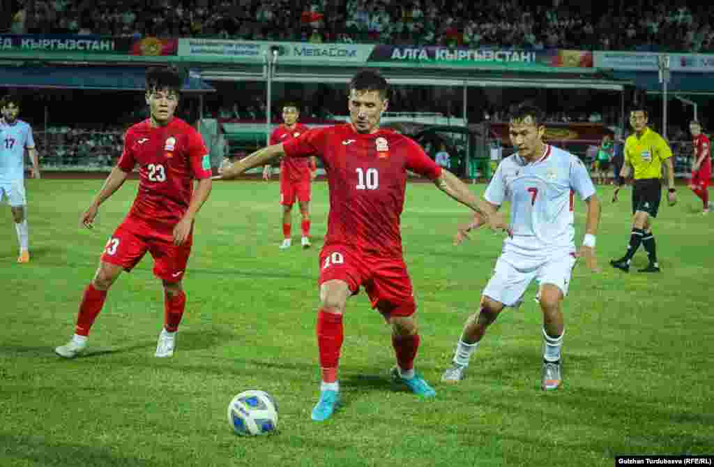 Чабуулчу&nbsp;Мирлан Мурзаев машыгуу учурунда алган жараатынан улам тандоо оюндарынын соңку беттешинде гана оюн талаасына чыкты.&nbsp;