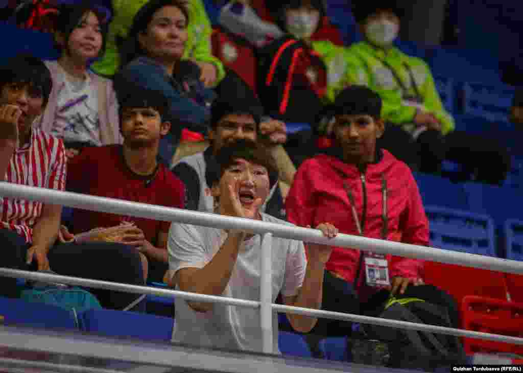 Кыз-келиндер күрөшү боюнча Азиянын төрт жолку чемпиону, дүйнөнүн эки жолку чемпиону, Олимп оюндарынын күмүш байгесинин ээси Айсулуу Тыныбекова күйөрмандардын катарында.&nbsp;