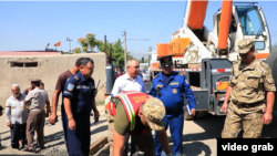 Оодарылып калган унааны көтөрүп, астында калып каза болгондорду чыгаруу учуру. 24-июнь, 2022.