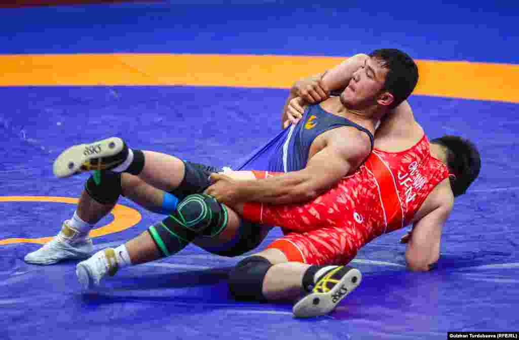 17 жашка чейинки курактагы эркин күрөш балбандарынын таймашы. 21-июнда эркин күрөштөн 65 кг, 71 кг жана 80 кг салмакта балбандар күч сынашты. Кыргызстандык балбандар азырынча күрөштүн бул түрүнөн байге ала элек. 65 килограмм салмакта &nbsp;Темирлан Норузбеков коло байге үчүн беттеште казакстандык Айкын Болатулыга жеңилип байгесиз калды. Күрөштүн бул түрүнөн таймаштар 22-июнда уланат.