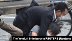 Իրավապահները բերման են ենթարկում տղամարդուն, նա կասկածվում է նախկին վարչապետին կրակելու համար