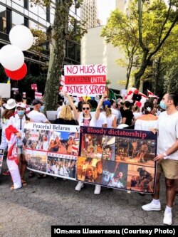 Юлія Шаметавец падчас пратэсту ў Нью-Ёрку