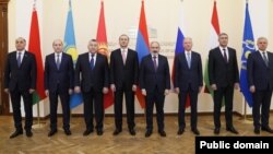 Встреча премьер-министра Армении Никола Пашиняна (четвертый справа) с секретарями совбезов стран-членов ОДКБ, Ереван, 17 июня 2022 г.
