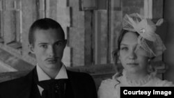 Сукню для зйомок діти позичили у вчительки (скріншот з фільму)