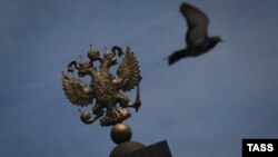 Российский герб на стеле в Нальчике, иллюстративная фотография