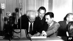 بن‌گوریون (چپ) در زمان نخست‌وزیری در کنار موشه شارِت وزیر خارجه وقت