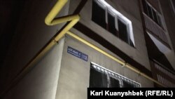 Дом в микрорайоне Алгабас-6, из которого эвакуировали жителей. Алматы, 2 июня 2016 года.