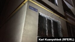 Аварийный дом в микрорайоне Алгабас в Алматы. 2 июня 2016 года.