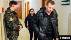 Алену Дубовік вядуць на судовае паседжаньне 