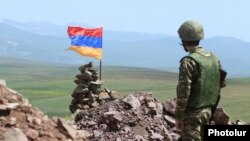 Военнослужащий ВС РА во время боевого дежурства на границе с Азербайджаном (архив)