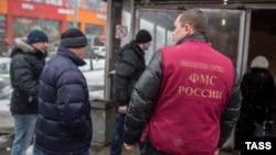 Russia -- Federal Migration Service officers raid illegal immigrants near a metro station in Moscow, January 4, 2015