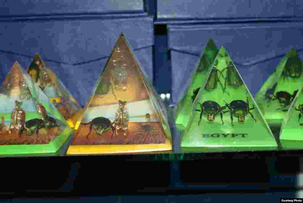 Мисрни дунёга танитган эҳромлар акс этган сувенирлар. Нархи 25-30 паунддан бошланадиган бу бумларни яхши савдолашсангиз, 5 паундга ҳам олиш мумкин. (1 Миср паунди 2011 йилнинг ноябр ойи бошларида 5.90 АҚШ долларига тенг эди).