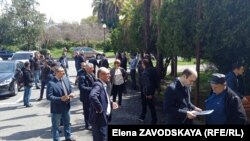 Члены инициативной группы собираются на акции у стен парламента, выкладывают в Сеть фото с гражданами, которые держат в руках листки с соответствующими призывами