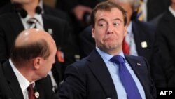 Russiýanyň prezidenti Dmitriý Medwedew (sagda) we Rumyniýanyň prezidenti Traýan Basesku Lissabondaky NATO-nyň sammitinde, 20-nji noýabr.