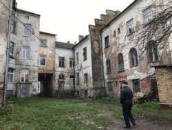 Двор "дома на границе"