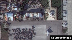 15 декабря группа военных грузовиков, бронетранспортеров и личного состава была замечена собирающейся на взлетно-посадочной полосе на авиабазе Хмеймим. Транспортный самолет Ил-76 был припаркован рядом с оборудованием. Источник: Спутниковый снимок ©2024 Maxar Technologies