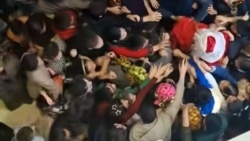 Diňle: Aşgabadyň söwda merkezinde gurnalan “mugt sowgat” çäresinde basa-baslyk döredi