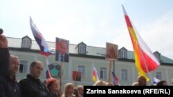 Большинство собравшихся на партийный съезд принимали участие в митингах в поддержку Эдуарда Кокойты весной этого года