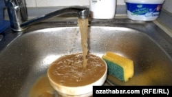 Aşgabadyň ýaşaýyş jaýlarynyň birinden akýan suw.