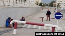 Köçelerde dilegçilik edýän çagalaryň sany tomus aýlarynda has-da köpelýär. Aşgabat, 2024 