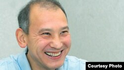 Бывший президент «Казатомпрома» Мухтар Джакишев дает интервью корреспонденту газеты «Время» в следственном изоляторе КНБ. Астана, июль 2009 года. Фото с сайта www.time.kz