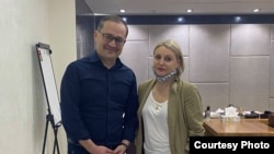 Mustaqil jurnalist Agneshka Pikulitska Milliy mass-mediani qo‘llab-quvvatlash va rivojlantirish jamoat fondi Vasiylik kengashi raisi Komil Allamjonov bilan, 2021, Toshkent