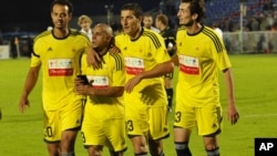 Роберто Карлос (второй слева) стал одной из самых публичных персон первого круга чемпионата России. 22.6.2011.