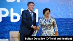 Кыргызстандын экс-президенттери Роза Отунбаева менен Сооронбай Жээнбеков.