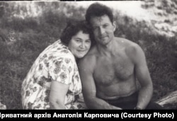 Анатолій з мамою, 1960-і роки