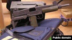 متهم در تلاش بوده که یکصدهزار قبضه اسلحه خودکار یوزی را به ایران بفرستد.