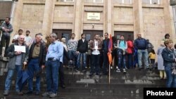 Քաղաքացիները փակել են Սահմանադրական դատարանի շենքի մուտքը, Երևան, 20-ը մայիսի, 2019թ.