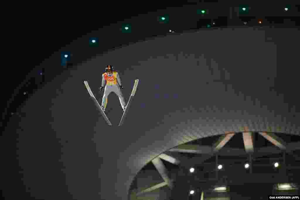 Стрибки з трампліна: Річард Фрайтаг, спортсмен із Німеччини, змагається у першому раунді змагань на великому трампліні у змаганнях серед чоловіків. Команда Німеччини здобула срібло.