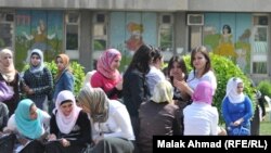 Bagdadyň professional ýokary okuw jaýlaryndan biriniň gyz studentleri. Bagdat, 2011.
