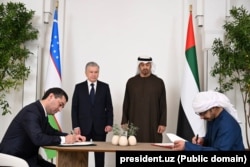 Ўзбекистон билан БАА ўртасида стратегик шериклик ўрнатиш тўғрисида декларация имзоланиши жараёни. Абу Даби, 2025 йил 15 январи (Президент матбуот хизмати фотоси).