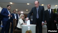 Armenia - Fromer President Levon Ter-Petrosian casts a ballot at a polling station in Yerevan,2Apr2017