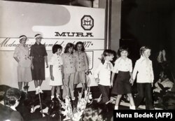 ملانیا کناوس هفت ساله، نفر دوم از راست