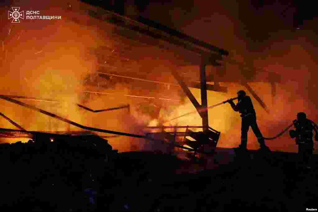 آتش‌نشانان اوکراینی در حال خاموش کردن آتش در محل حمله پهپادی روسیه به منطقه پولتاوا.